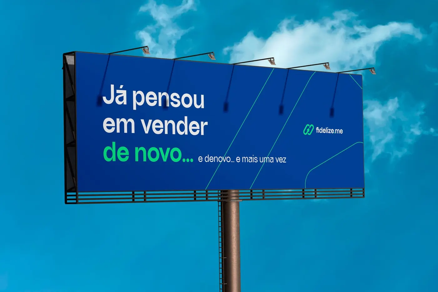 Fidelize.me billboard: “Já pensou em vender de novo?” (Ever thought about selling to them again?)
