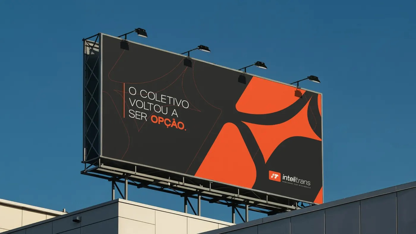 Intelitrans billboard: “O coletivo voltou a ser opção” (Public transit is an option again)