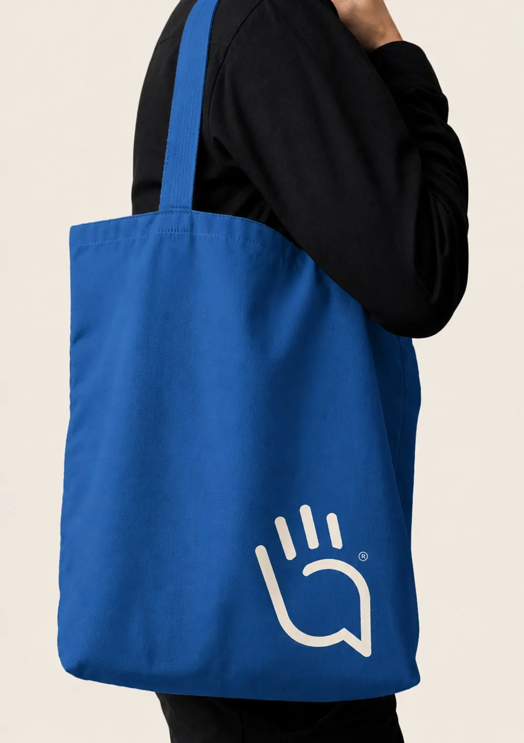 Blue tote bag with the Saudações Financeiras symbol